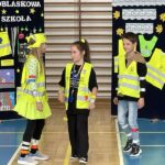 Chłopiec i dwie dziewczynki prezentują modę odblaskową.