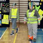 Dwóch chłopców prezentuje modę odblaskową