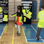 Dwóch chłopców prezentuje modę odblaskową