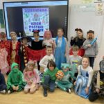 Osiemnaścioro dzieci w strojach postaci z bajek