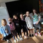 Sześć dziewczynek stoi obok siebie i prezentuje swoje stroje postaci z bajek