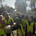 Uczniowie porządkują groby poległych żołnierzy znajdujące się na Cmentarzu w Niepołomicach.