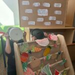 Dwie uczennice prezentują wiersz.