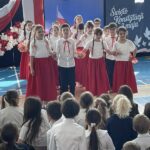 Dzieci podczas apelu w układzie tanecznym.