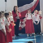 Pani Dyrektor przemawia do uczniów w trakcie apelu.