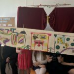 Sześć uczennic trzyma dekoracje do recytowanego wiersza.