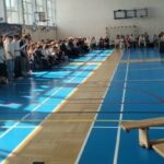 Społeczność szkolna zgromadzona na sali gimnastycznej na pożegnaniu klas ósmych.