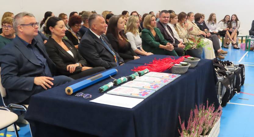 Zaproszeni goście: władze miasta w czasie ślubowania siedzą za stołem